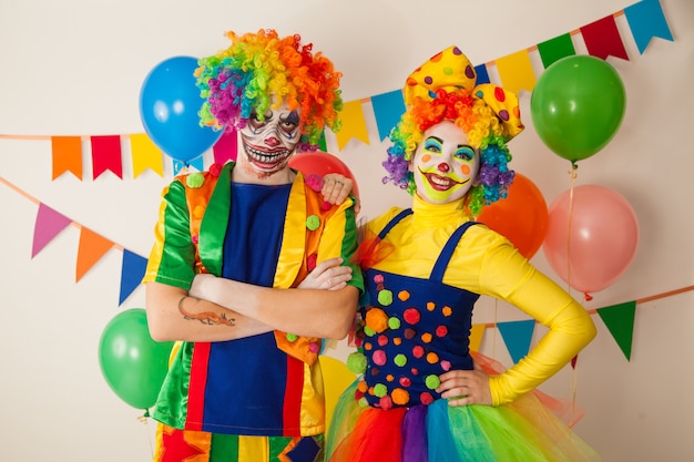 Zabawny klaun i straszny klaun na kolorowej imprezie