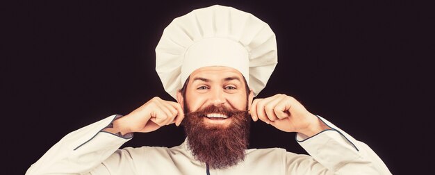 Zabawny kucharz z kucharzem brody. Broda mężczyzna i wąsy w fartuchu na szelkach. Człowiek od pieluch. Portret szczęśliwy kucharz kucharz.