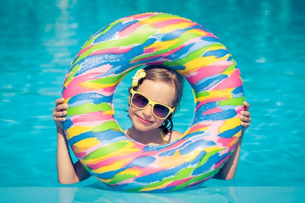 Zabawny portret dziecka Kid zabawy w basenie na zewnątrz Letnie wakacje i koncepcja zdrowego stylu życia