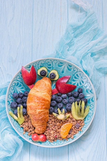 Zabawny rogalik z homarem z jagodami na śniadanie dla dzieci