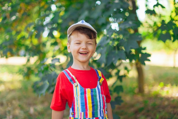 Zabawny Szczęśliwy Chłopiec Portret Dzieciak W Jasnych Ubraniach Na Ulicy śmieje Się Leje śmiech Szczęście Lif...