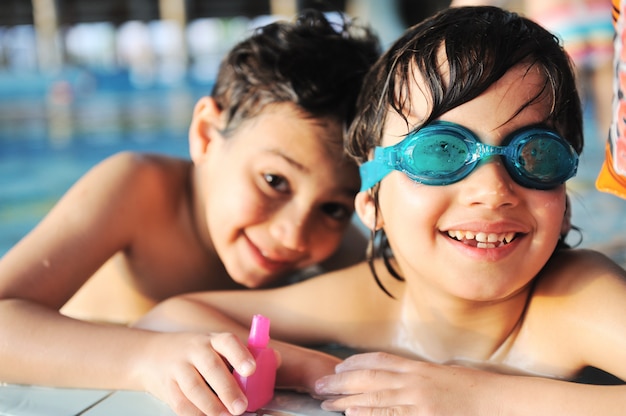 Zabawy letnie i pływanie dla szczęśliwych dzieci na basenie