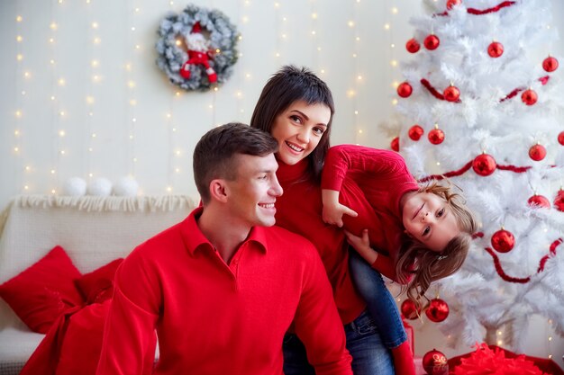 Zabawy szczęśliwa rodzina świętuje Boże Narodzenie