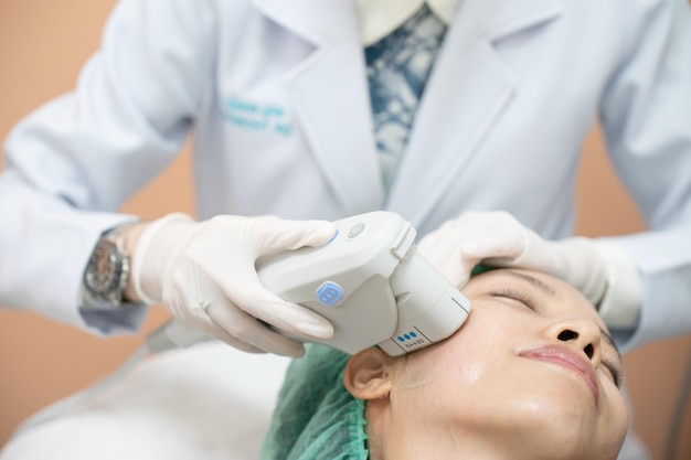 Zabieg kosmetyczny za pomocą urządzenia elektrycznegoZabieg terapii ultradźwiękowej w celu napinania skóry w klinice estetycznej