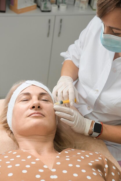 Zabiegi na twarz Koncepcja zachowania zdrowia młodość i uroda Nowoczesna kosmetologia Narzędzia kosmetyczki Techniki kosmetyczne Mezoterapia twarzy Zastrzyki upiększające Botulinowa terapia twarzy