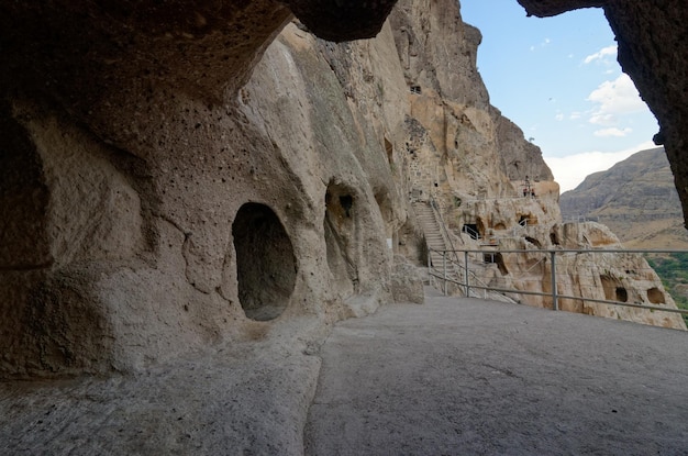 Zdjęcie zabytek architektury i kultury jaskiniowe miasto vardzia w gruzji