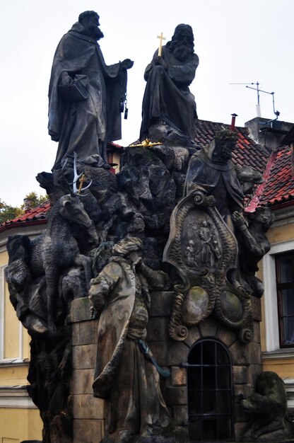 Zabytek kultury i starożytne ruiny Antyczny kamienny posąg na Moście Karola przekraczającym Wełtawę Mołdawia dla Czechów i zagranicznych podróżników podróż w Pradze w Pradze w Czechach