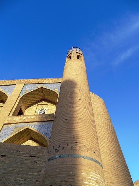 Zabytki architektury na tle błękitnego nieba w mieście Khiva