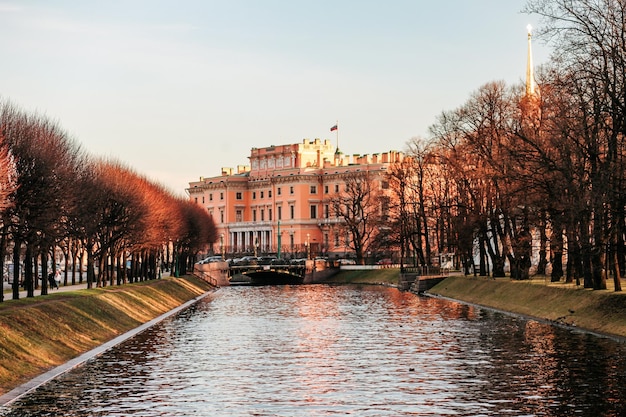 Zabytki przyrody architektura i życie miasta Rosji Sankt Petersburg