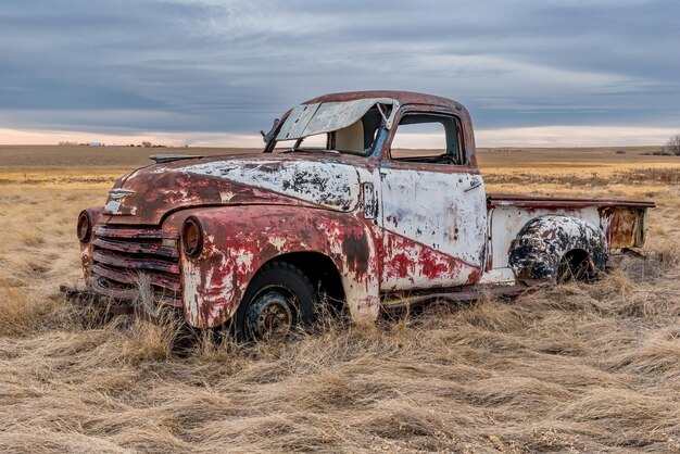 Zabytkowa półtonowa ciężarówka porzucona na prerii Saskatchewan