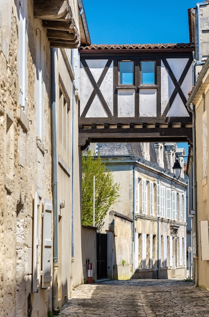 Zabytkowe budynki w mieście Cognac we Francji