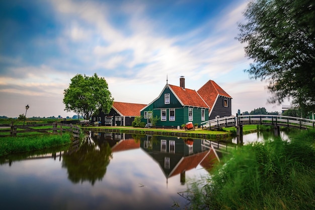 Zabytkowe domy wiejskie w holenderskiej wiosce Zaanse Schans