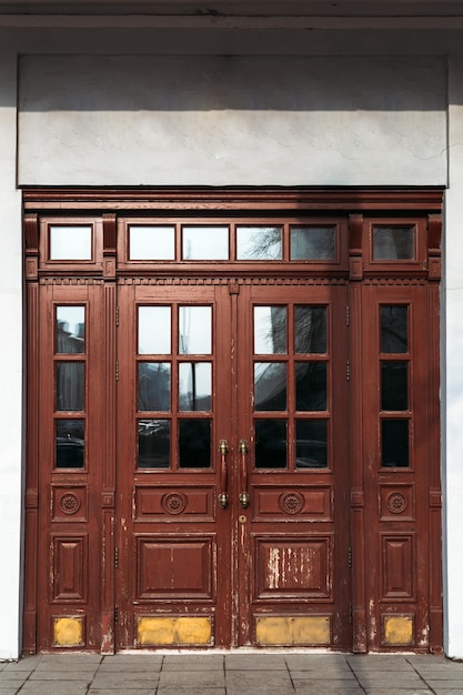 Zabytkowe drewniane drzwi w starym budynku. Rosja