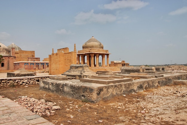 Zabytkowe grobowce Makli Necropolis w Thatta w Pakistanie