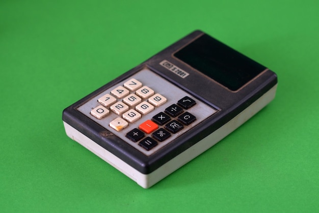 Zdjęcie zabytkowy brudny i zakurzony kalkulator
