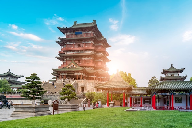 Zabytkowy budynek nad rzeką Lijiang, pawilon Nanchang Tengwang.