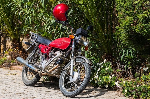 Zabytkowy czerwony motocykl stoi na parkingu