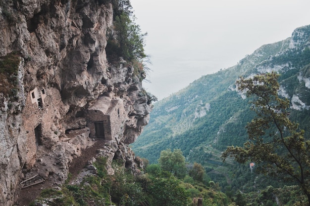 Zabytkowy dom w skale. Ścieżka Bogów (Sentiero degli Dei) Trasa trekkingowa Agerola Włochy