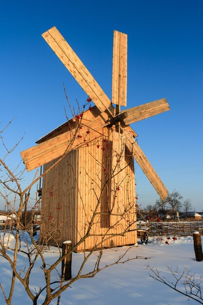 Zabytkowy drewniany wiatrak we wsi Pustovoitovka region Sumy Ukraina