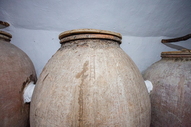 Zdjęcie zabytkowy gliniany słoik na wino wewnątrz winnicy