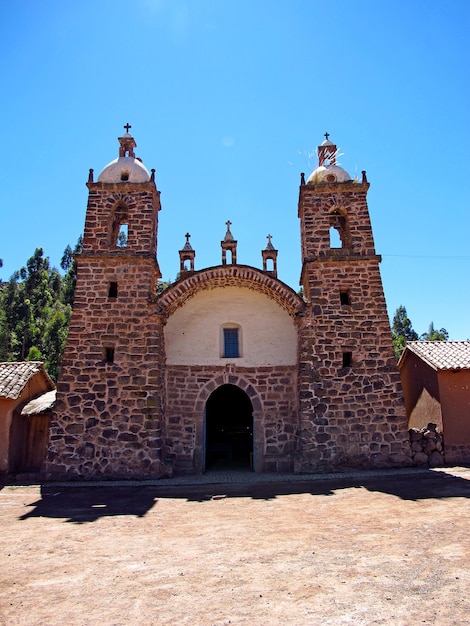 Zabytkowy kościół w małym mieście na Altiplano Peru Ameryka Południowa