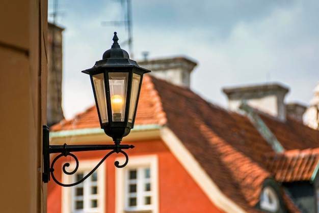 Zabytkowy rynek starego miasta kolorowy budynek z latarnią uliczną w Poznaniu