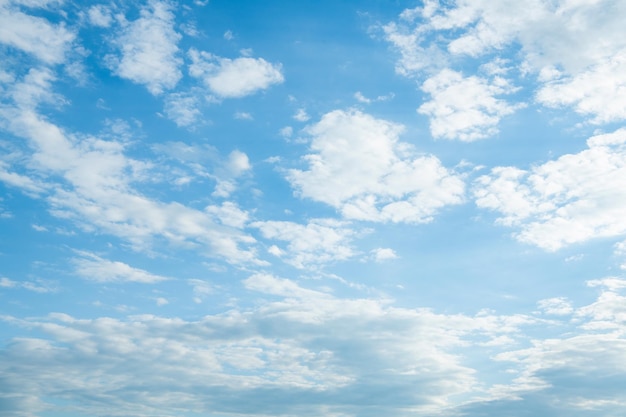 Zachmurzone błękitne niebo z białymi puszystymi chmurami cloudscape w tle