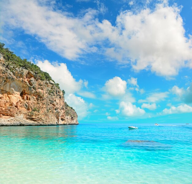 Zachmurzone niebo nad Cala Biriola Sardinia