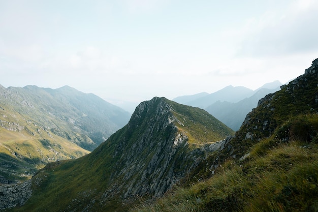 Zachmurzone niebo nad górami