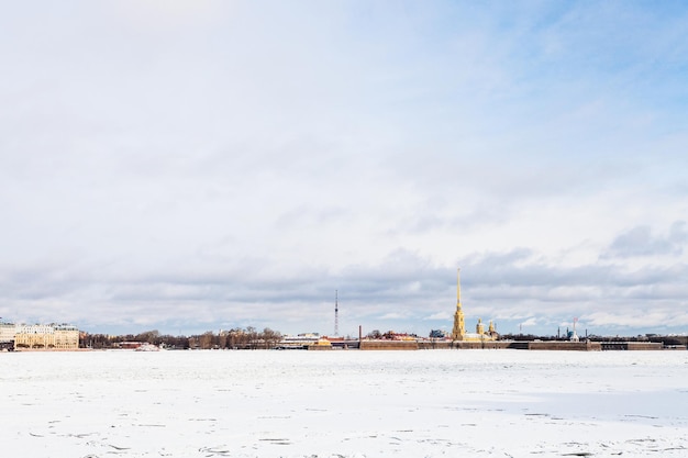 Zachmurzone niebo nad zamarzniętą Newą i fortecą