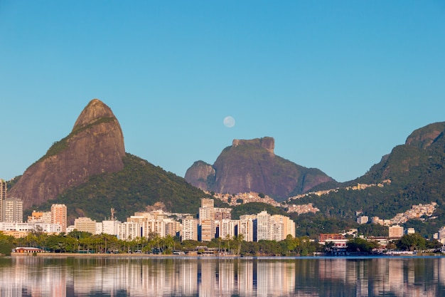 Zachód Księżyca W Pobliżu Kamienia Gavea W Rio De Janeiro W Brazylii.