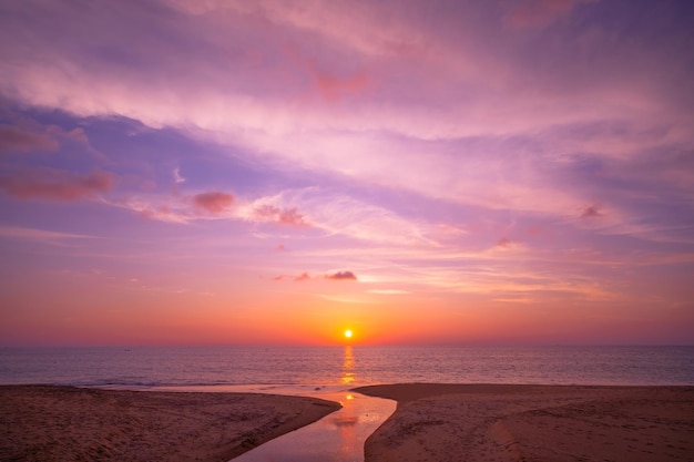Zachód lub wschód słońca niebo chmury nad morzem światło słoneczne w Phuket Tajlandia