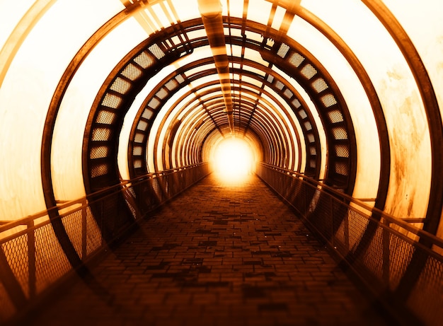 Zdjęcie zachód słońca cyberpunkowy tunel ze świecącym tłem centrum
