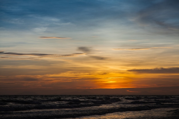 Zachód słońca i fale morskie, piękny złoty zachód słońca nad morzem. , Zachód słońca nad morzem