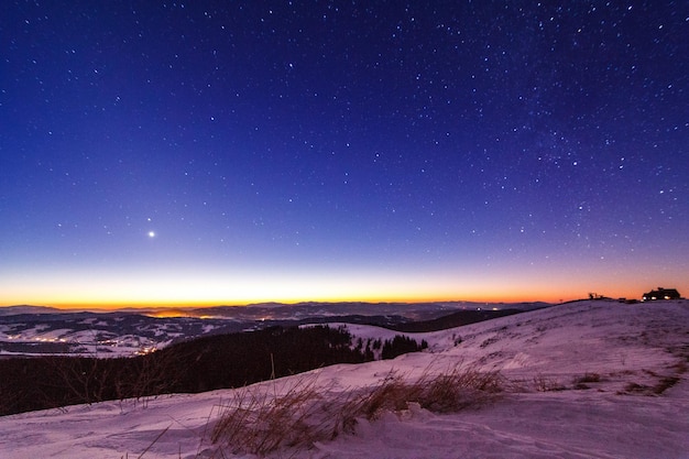Zachód słońca i gwiazdy o zmierzchu w paśmie górskim Karpat