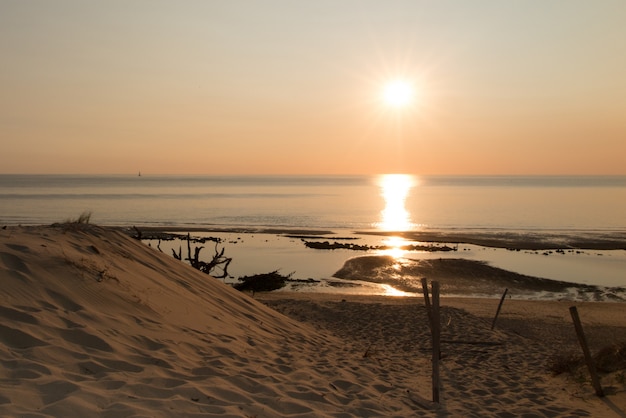 Zachód słońca i plaża Kolorowy ocean plaży wschód słońca