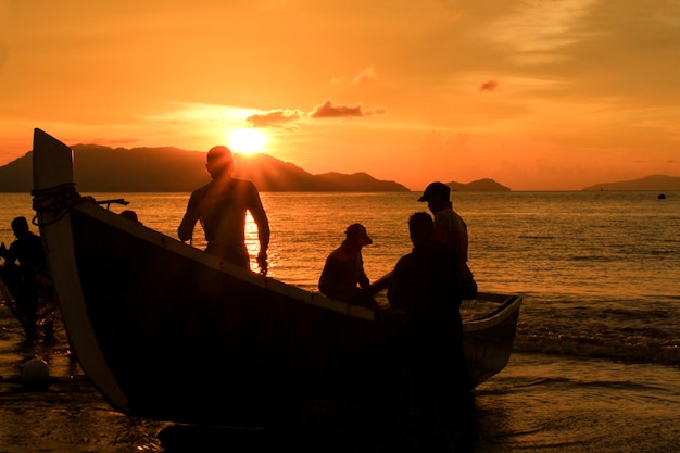 Zachód słońca i rybacy w języku indonezyjskim
