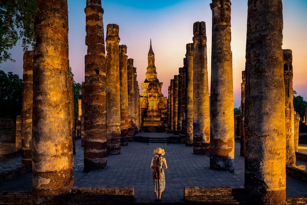 Zachód słońca i światło w historycznym parku Sukhothai