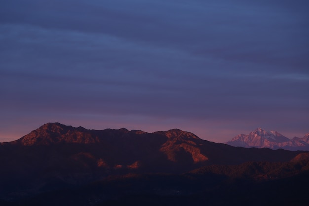 Zdjęcie zachód słońca krajobraz himalaya