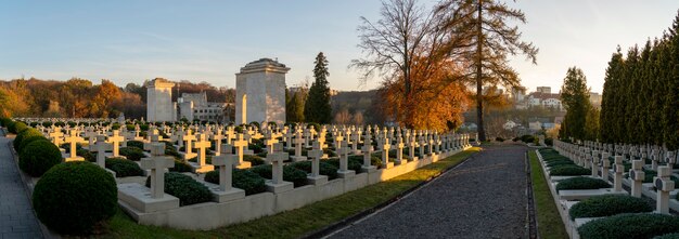 Zachód Słońca Na Historycznym Cmentarzu Obrońców Lwowa Na Ukrainie