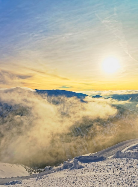 Zachód słońca na Kasprowym Wierchu w Zakopanem w Tatrach zimą. Zakopane to miasto w Polsce w Tatrach. Kasprowy Wierch to góra w Zakopanem i najpopularniejszy teren narciarski w Polsce