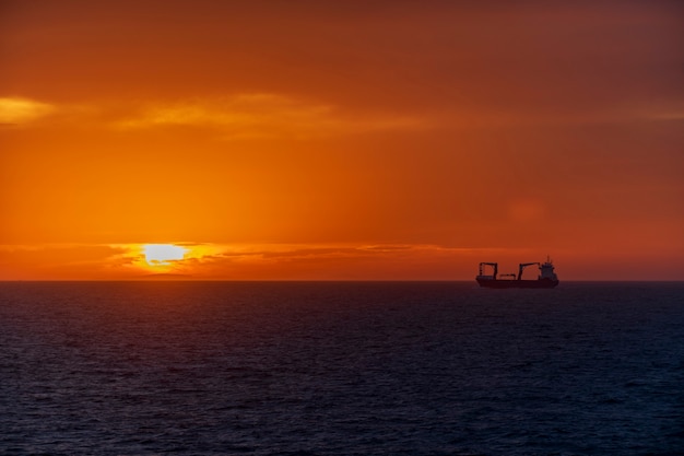 Zachód Słońca Na Morzu. Pejzaż Morski, Błękitne Morze. Spokojna Pogoda. Widok Ze Statku Towarowego.