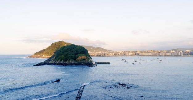 Zdjęcie zachód słońca na niebieskich wodach plaży la concha miasto donostia san sebastian euskadi