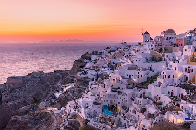 Zachód słońca na panoramie Santorini Wiatraki i słynne kolorowe domy luksusowe hotele Romantyczne wakacje