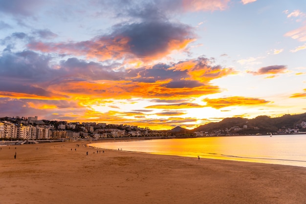 Zachód słońca na pięknej plaży La Concha w mieście San Sebastian, w prowincji Gipuzkoa w Kraju Basków