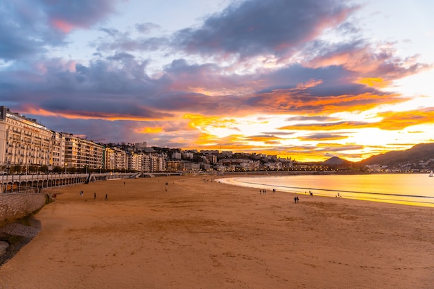 Zachód słońca na pięknej plaży La Concha w mieście San Sebastian, w prowincji Gipuzkoa w Kraju Basków