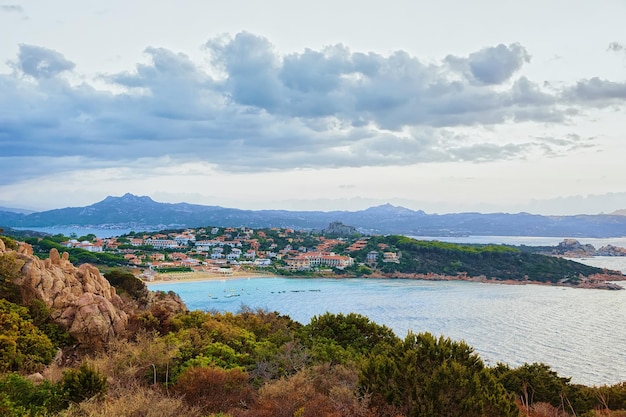 Zachód słońca na plaży Baja Sardinia, Costa Smeralda, Sardynia we Włoszech