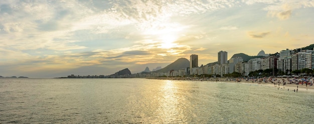 Zdjęcie zachód słońca na plaży copacabana w rio de janeiro