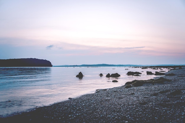 Zachód słońca na plaży długo