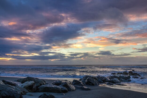 Zachód słońca na plaży Hokitika